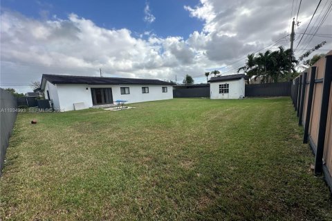 Casa en alquiler en Miami, Florida, 4 dormitorios, 193.24 m2 № 1993067 - foto 29