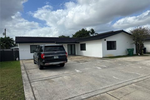 Casa en alquiler en Miami, Florida, 4 dormitorios, 193.24 m2 № 1993067 - foto 2