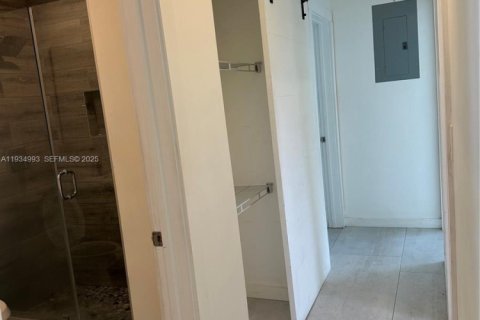 Casa en alquiler en Miami, Florida, 4 dormitorios, 193.24 m2 № 1993067 - foto 20