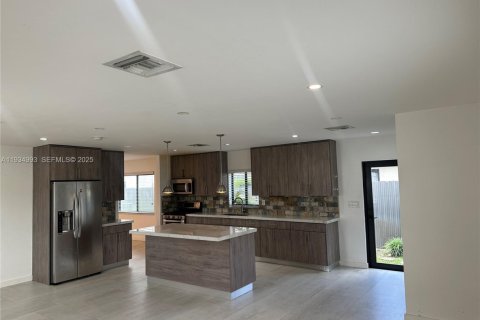 Casa en alquiler en Miami, Florida, 4 dormitorios, 193.24 m2 № 1993067 - foto 7