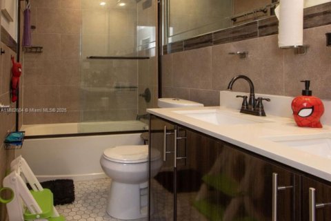 Condo in Opa-locka, Florida, 3 bedrooms  № 1945118 - photo 19