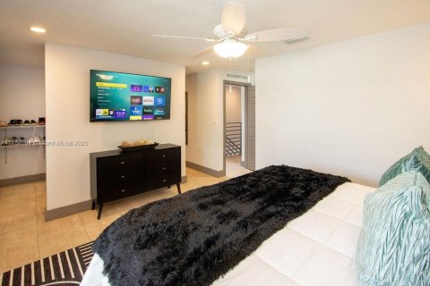 Condo in Opa-locka, Florida, 3 bedrooms  № 1945118 - photo 13