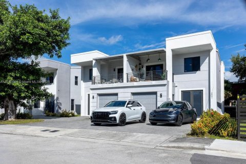 Condo in Opa-locka, Florida, 3 bedrooms  № 1945118 - photo 1