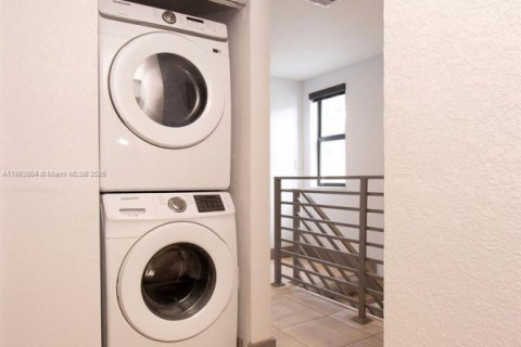 Condo in Opa-locka, Florida, 3 bedrooms  № 1945118 - photo 21