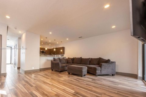 Condo in Opa-locka, Florida, 3 bedrooms  № 1945118 - photo 4