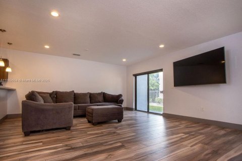 Condo in Opa-locka, Florida, 3 bedrooms  № 1945118 - photo 5