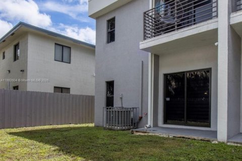 Condo in Opa-locka, Florida, 3 bedrooms  № 1945118 - photo 22