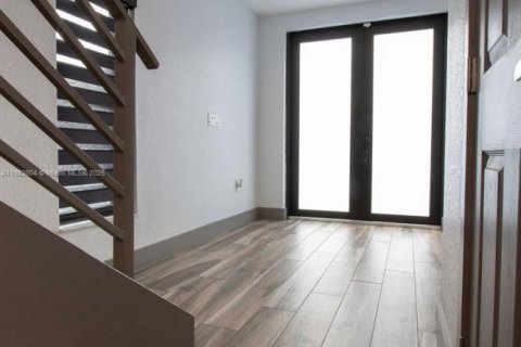 Condo in Opa-locka, Florida, 3 bedrooms  № 1945118 - photo 2