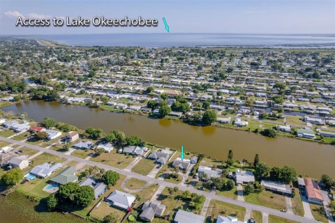 House in Okeechobee, Florida 3 bedrooms, 166.67 sq.m. № 1591255 - photo 2