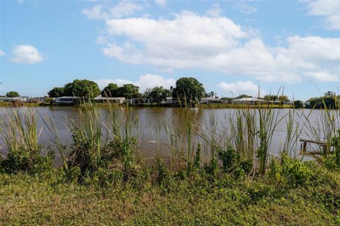 House in Okeechobee, Florida 3 bedrooms, 166.67 sq.m. № 1591255 - photo 4