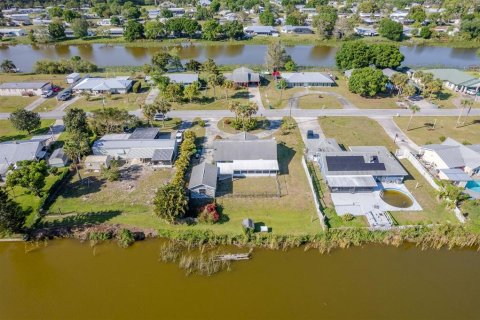 House in Okeechobee, Florida 3 bedrooms, 166.67 sq.m. № 1591255 - photo 3