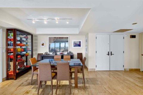 Condo in Miami, Florida, 2 bedrooms  № 1973795 - photo 11