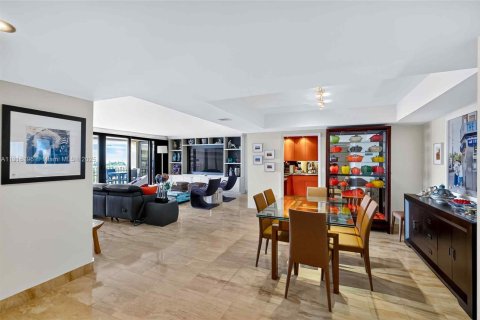 Condo in Miami, Florida, 2 bedrooms  № 1973795 - photo 12