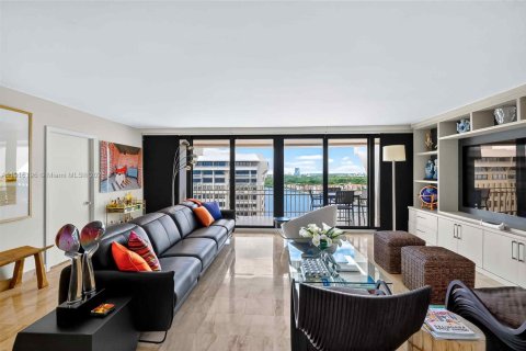 Condo in Miami, Florida, 2 bedrooms  № 1973795 - photo 2