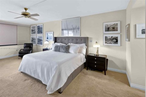 Condo in Miami, Florida, 2 bedrooms  № 1973795 - photo 22