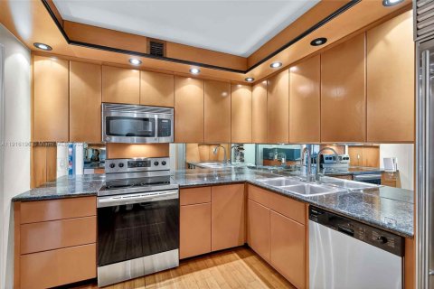 Condo in Miami, Florida, 2 bedrooms  № 1973795 - photo 14