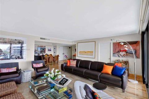 Condo in Miami, Florida, 2 bedrooms  № 1973795 - photo 13