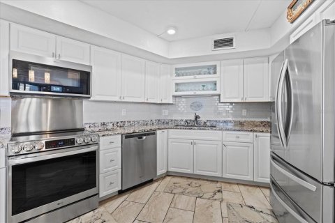 Condo in Flagler Beach, Florida, 2 bedrooms № 2122021 - photo 11