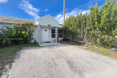 Touwnhouse à louer à Miami Gardens, Floride: 3 chambres, 104.05 m2 № 2079975 - photo 2