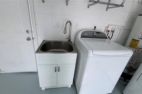 House in Orlando, Florida 2 bedrooms, 121.89 sq.m. № 1620830 - photo 13