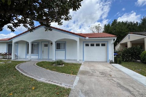 House in Orlando, Florida 2 bedrooms, 121.89 sq.m. № 1620830 - photo 1
