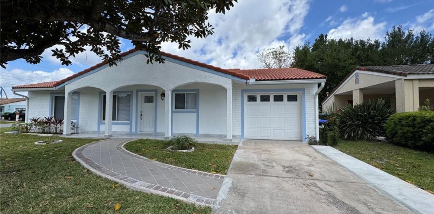 House in Orlando, Florida 2 bedrooms, 121.89 sq.m. № 1620830