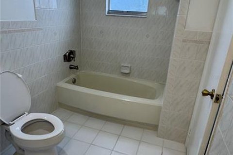 House in Orlando, Florida 2 bedrooms, 121.89 sq.m. № 1620830 - photo 20