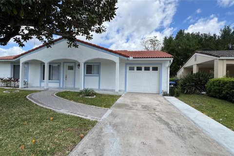House in Orlando, Florida 2 bedrooms, 121.89 sq.m. № 1620830 - photo 2