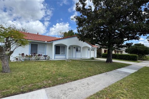 House in Orlando, Florida 2 bedrooms, 121.89 sq.m. № 1620830 - photo 4