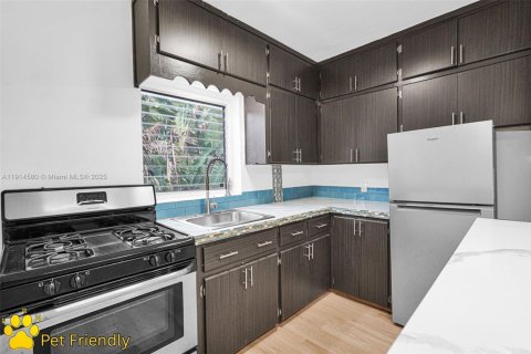 Снять в аренду виллу или дом в Норт-Майами, Флорида 1 спальня, 521.83м2, № 1970947 - фото 1