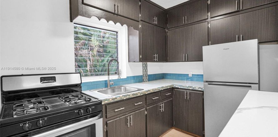 Дом в Норт-Майами, Флорида 1 спальня, 521.83м2 № 1970947