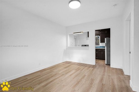 Снять в аренду виллу или дом в Норт-Майами, Флорида 1 спальня, 521.83м2, № 1970947 - фото 2