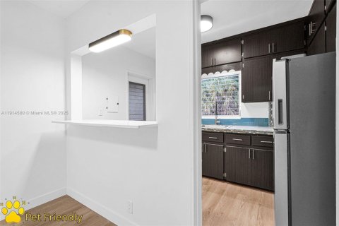 Снять в аренду виллу или дом в Норт-Майами, Флорида 1 спальня, 521.83м2, № 1970947 - фото 17