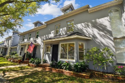 Townhouse in Tampa, Florida 3 bedrooms, 193.61 sq.m. № 1560191 - photo 1