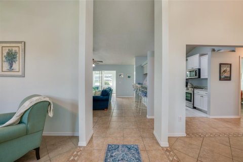 House in Port Orange, Florida 3 bedrooms, 191.56 sq.m. № 2400311 - photo 2