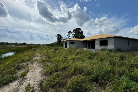 House in LaBelle, Florida 4 bedrooms № 2048678 - photo 16