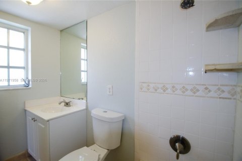 Condo in Miami, Florida, 2 bedrooms  № 2032797 - photo 14