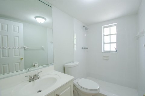 Condo in Miami, Florida, 2 bedrooms  № 2032797 - photo 16