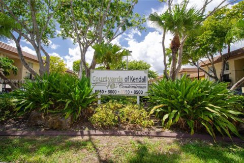 Condo in Miami, Florida, 2 bedrooms  № 2032797 - photo 25