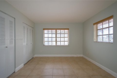 Condo in Miami, Florida, 2 bedrooms  № 2032797 - photo 11