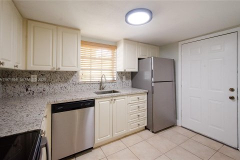 Condo in Miami, Florida, 2 bedrooms  № 2032797 - photo 3