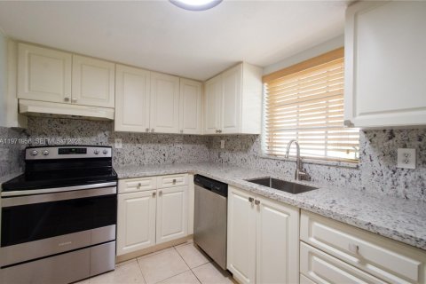 Condo in Miami, Florida, 2 bedrooms  № 2032797 - photo 2