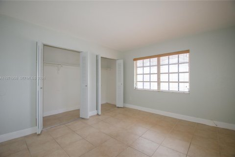 Condo in Miami, Florida, 2 bedrooms  № 2032797 - photo 10