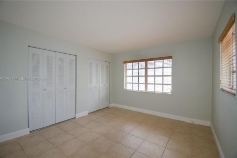Condo in Miami, Florida, 2 bedrooms  № 2032797 - photo 12