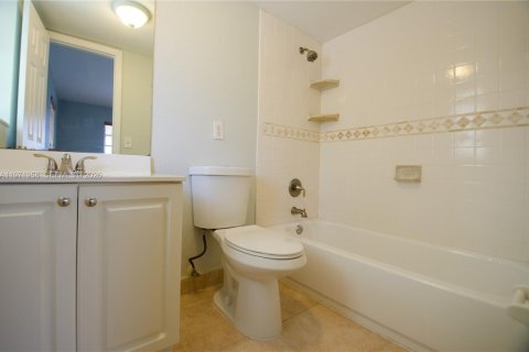 Condo in Miami, Florida, 2 bedrooms  № 2032797 - photo 13