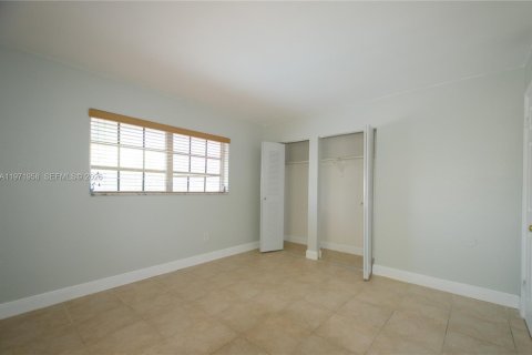 Condo in Miami, Florida, 2 bedrooms  № 2032797 - photo 17