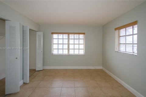 Condo in Miami, Florida, 2 bedrooms  № 2032797 - photo 9