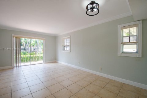 Condo in Miami, Florida, 2 bedrooms  № 2032797 - photo 6