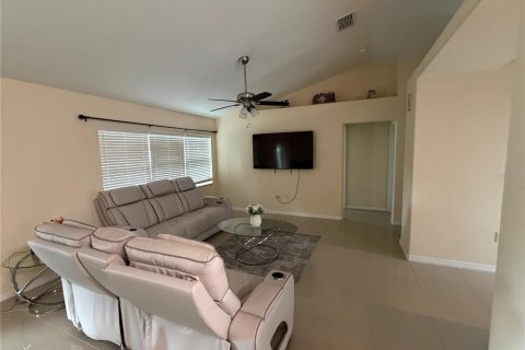 Casa en venta en Spring Hill, Florida, 3 dormitorios, 118.54 m2 № 2347360 - foto 2
