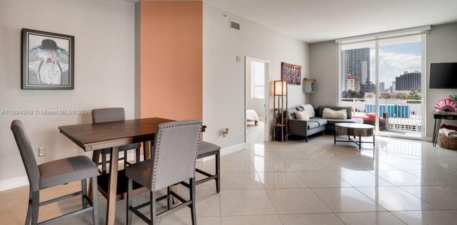 Кондоминиум с 2 спальнями в Майами, Флорида № 1945967